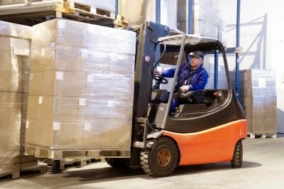 3 Manieren waarop een palletwikkelaar uw heftruckbestuurder efficiënter kan maken